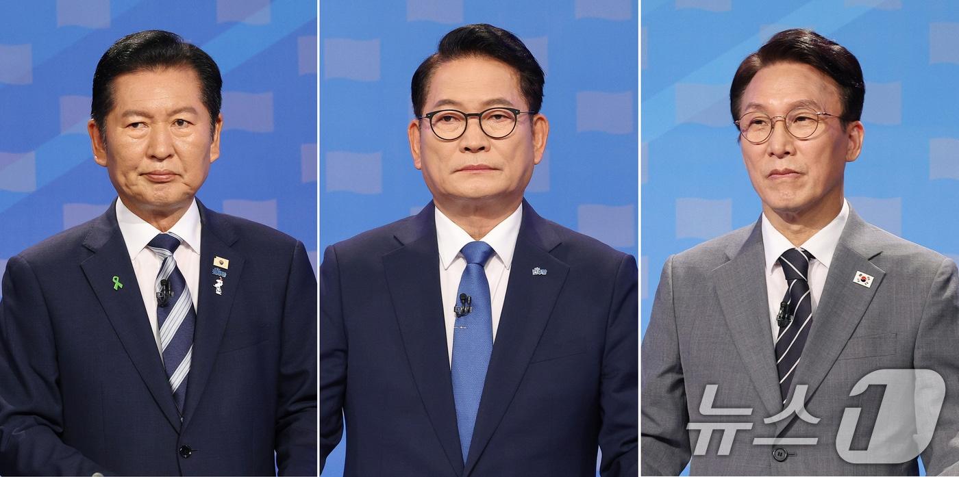 본문 이미지 - 더불어민주당 정청래(왼쪽부터), 송영길, 김민석 당대표 후보가 12일 서울 양천구 목동 SBS에서 열린 당대표 후보자 토론을 준비하고 있다. 2026.8.12 ⓒ 뉴스1 국회사진기자단