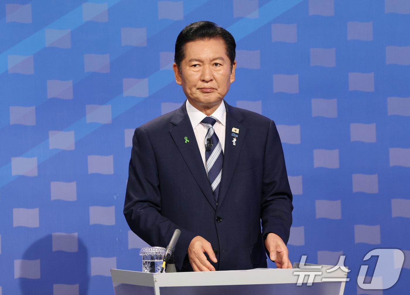 본문 이미지 - 정청래 더불어민주당 당대표 후보가 12일 서울 양천구 목동 SBS에서 열린 당대표 후보자 토론회를 준비하고 있다. 2026.8.12 ⓒ 뉴스1 국회사진기자단