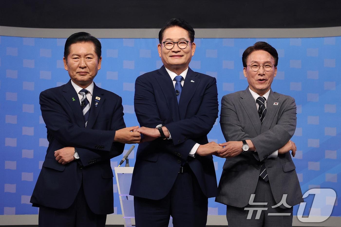 본문 이미지 - 더불어민주당 정청래(왼쪽부터), 송영길, 김민석 당대표 후보가 12일 서울 양천구 목동 SBS에서 열린 당대표 후보자 토론회에 앞서 기념 촬영을 하고 있다. 2026.8.12 ⓒ 뉴스1 국회사진기자단