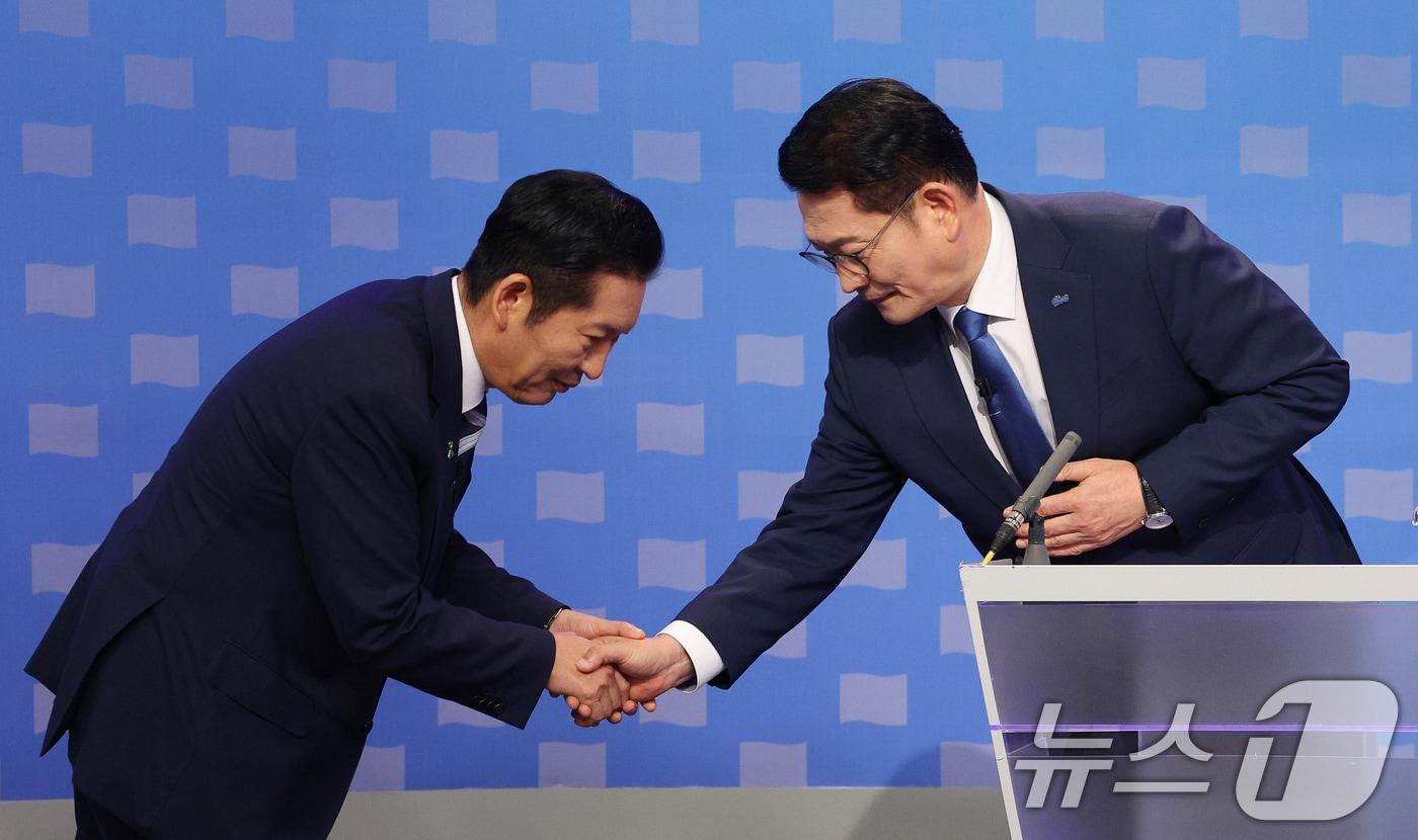 본문 이미지 - 더불어민주당 정청래(왼쪽), 송영길 당대표 후보. 2026.8.12 ⓒ 뉴스1 국회사진기자단