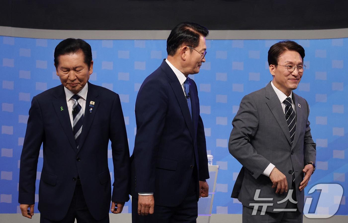 본문 이미지 - 더불어민주당 정청래(왼쪽부터), 송영길, 김민석 당대표 후보가 12일 서울 양천구 목동 SBS에서 열린 당대표 후보자 토론회에 앞서 기념 촬영을 마친 후 자리로 이동하고 있다. 2026.8.12 ⓒ 뉴스1 국회사진기자단