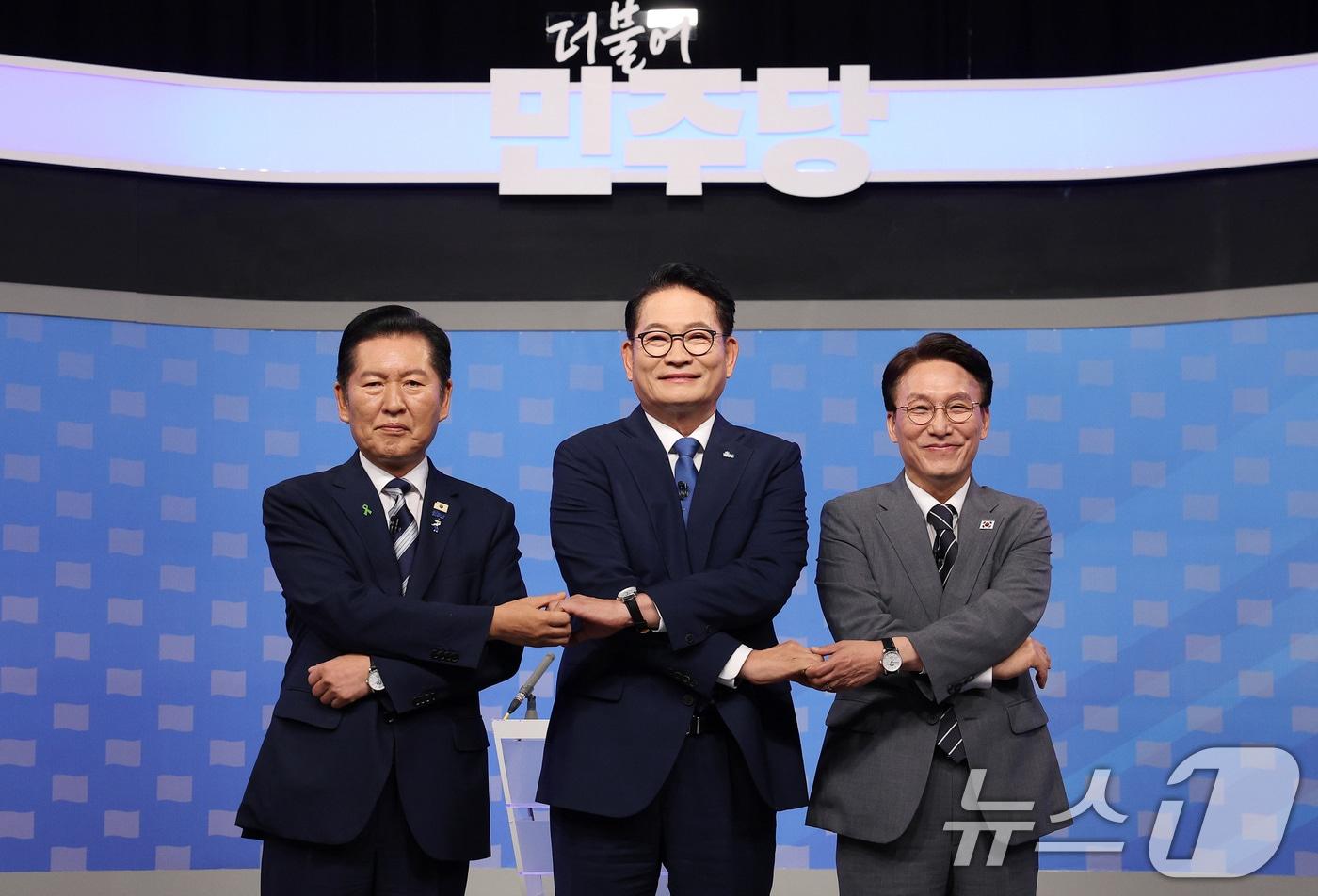 본문 이미지 - 더불어민주당 정청래(왼쪽부터), 송영길, 김민석 당대표 후보가 12일 서울 양천구 목동 SBS에서 열린 당대표 후보자 토론회에 앞서 기념 촬영을 하고 있다. 2026.8.12 ⓒ 뉴스1 국회사진기자단