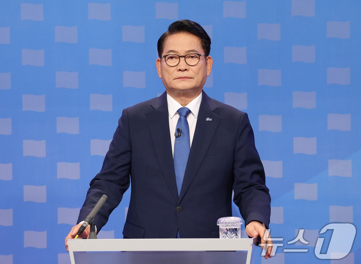 본문 이미지 - 송영길 더불어민주당 당대표 후보가 12일 서울 양천구 목동 SBS에서 열린 당대표 후보자 토론회를 준비하고 있다. 2026.8.12 ⓒ 뉴스1 국회사진기자단