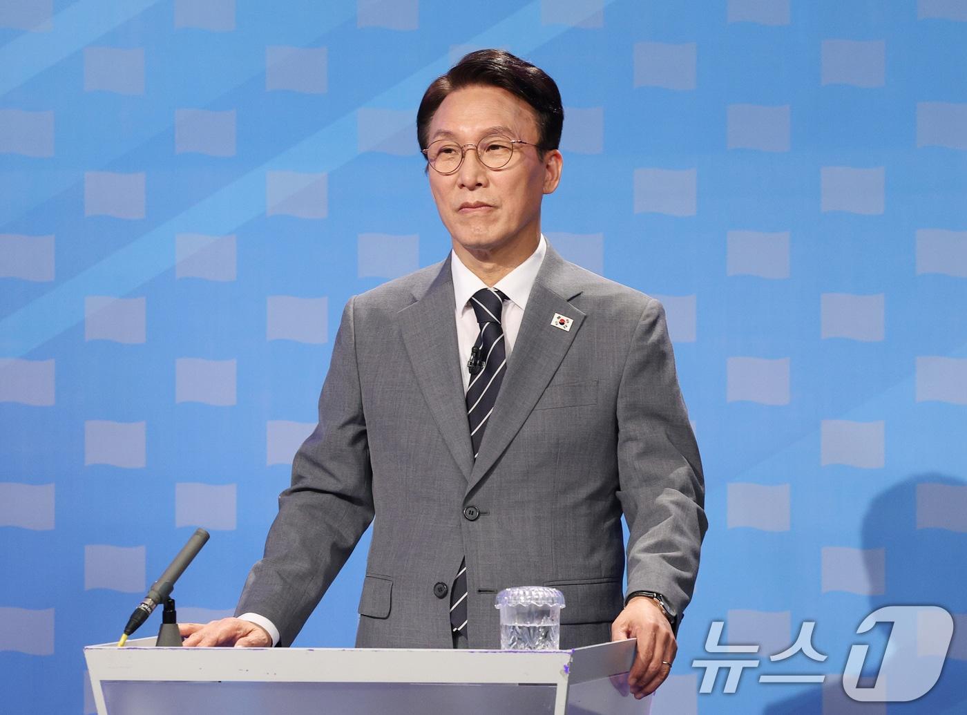 본문 이미지 - 김민석 더불어민주당 당대표 후보가 12일 서울 양천구 목동 SBS에서 열린 당대표 후보자 토론회를 준비하고 있다. 2026.8.12 ⓒ 뉴스1 국회사진기자단