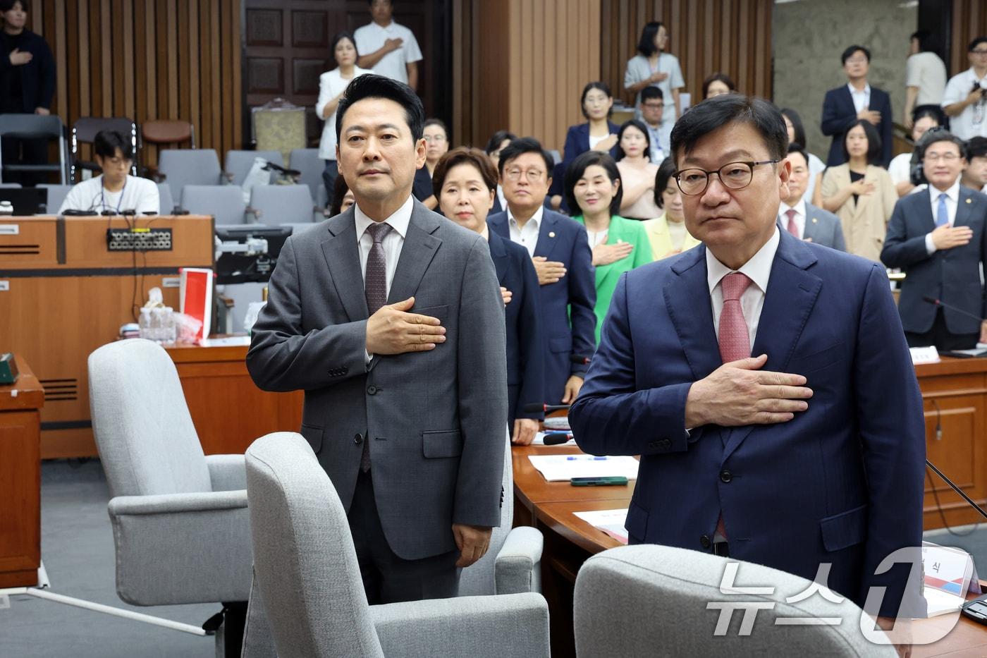 본문 이미지 - 장동혁 국민의힘 대표와 정점식 원내대표가 12일 오후 서울 여의도 국회에서 열린 보완수사권 폐지로 인한 여성안전 공백, 누가 국민을 지킬 것인가?' 토론회에서 국민의례를 하고 있다. 2026.8.12 ⓒ 뉴스1 황기선 기자