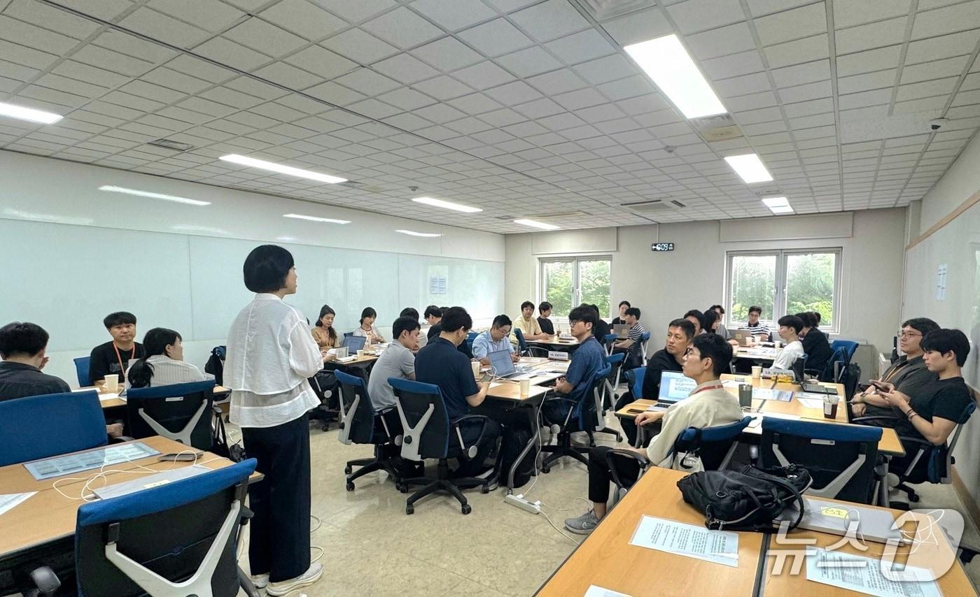 본문 이미지 - 강진 한국지역난방공사 경영지원본부장이 인사제도 개선에 대한 직원들의 의견을 수렴하는 시간을 가지고 있다. (한난 제공) /2026.8.12/