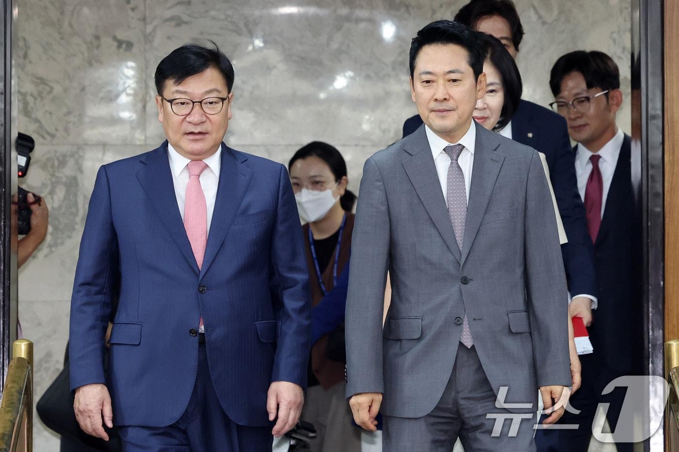본문 이미지 - 장동혁 국민의힘 대표와 정점식 원내대표가 12일 오후 서울 여의도 국회에서 열린 보완수사권 폐지로 인한 여성안전 공백, 누가 국민을 지킬 것인가?' 토론회에 참석하고 있다. 2026.8.12 ⓒ 뉴스1 황기선 기자