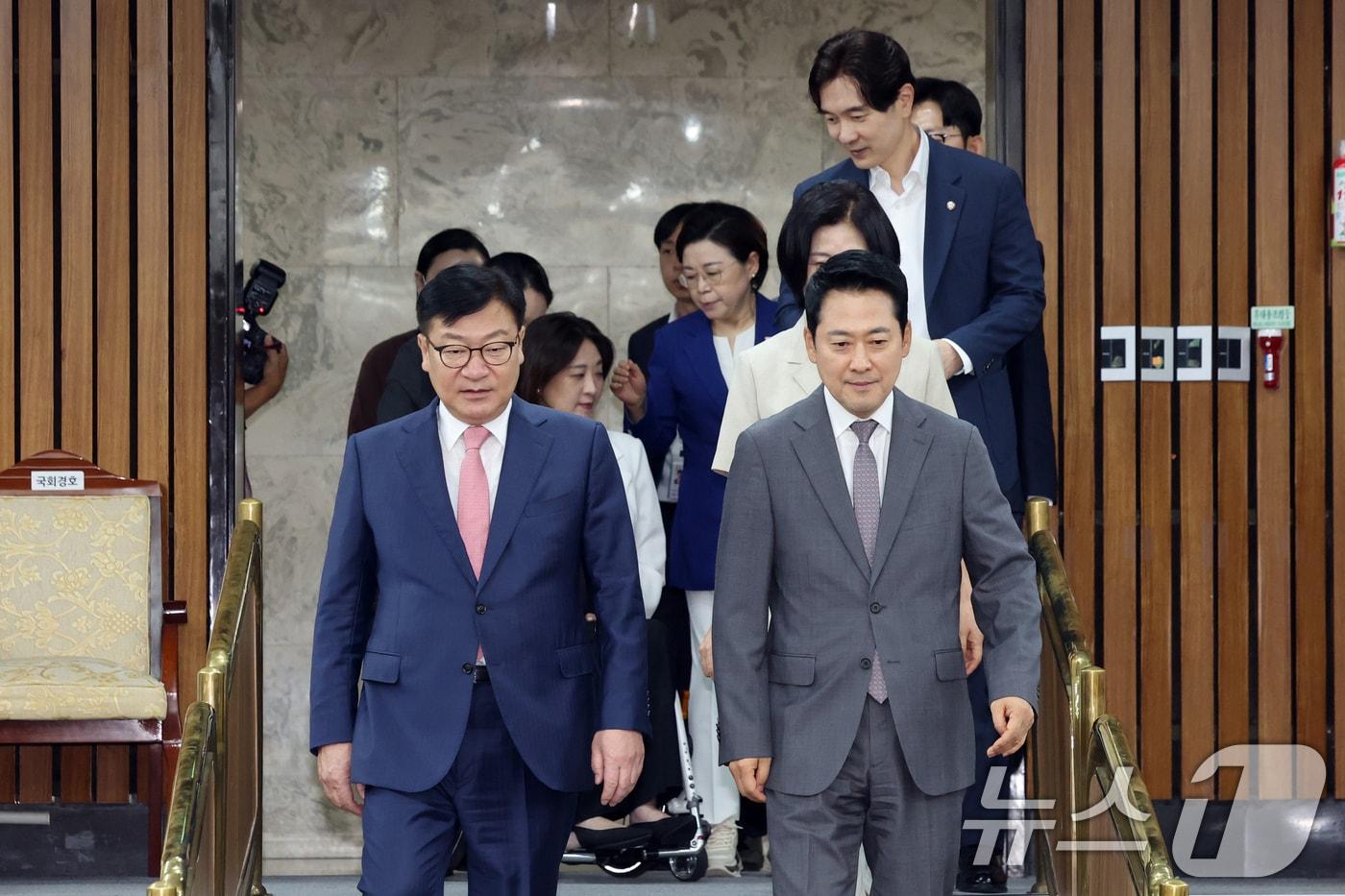 본문 이미지 - 장동혁 국민의힘 대표와 정점식 원내대표가 12일 오후 서울 여의도 국회에서 열린 보완수사권 폐지로 인한 여성안전 공백, 누가 국민을 지킬 것인가?' 토론회에 참석하고 있다. 2026.8.12 ⓒ 뉴스1 황기선 기자