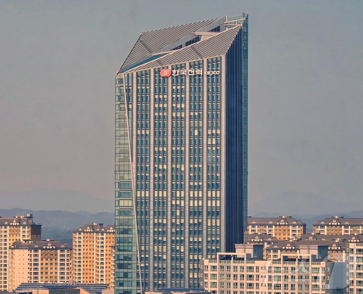 본문 이미지 - 전남광주특별자치시 나주 빛가람동 한국전력공사(한전) 본사 2026.8.12 ⓒ 뉴스1 황덕현 기후환경전문기자