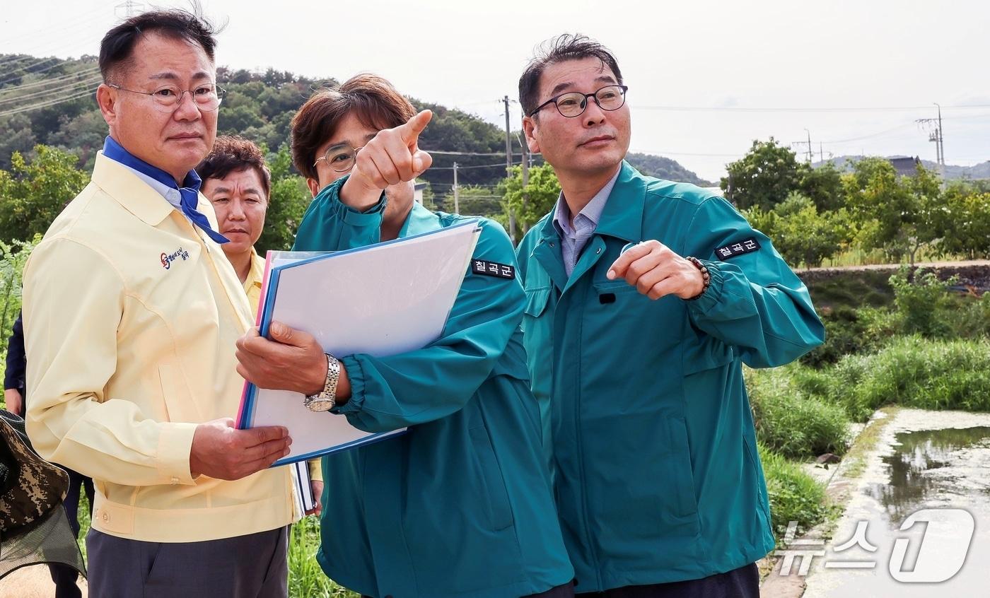 본문 이미지 - 김재욱 칠곡군수가 지난 11일 가뭄 피해 현장을 살펴보고 있다.(칠곡군 제공. 재판매 및 DB금지)/뉴스1
