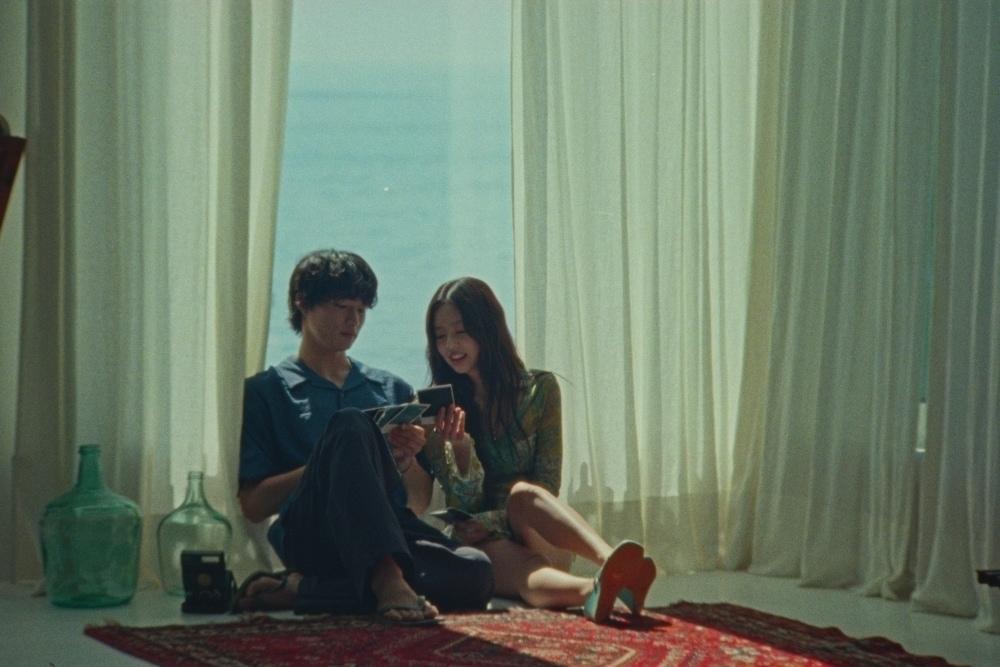 본문 이미지 - 제니의 신곡 '레스 댄 어 러버'(Less Than a Lover) 뮤직비디오(에어비앤비 제공)