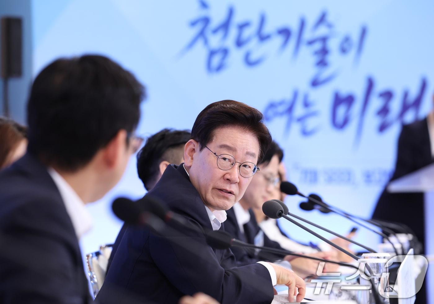 본문 이미지 - 이재명 대통령이 12일 청와대에서 열린 미래성장동력 7대SEED 보고회에서 발언하고 있다. 2026.8.12 ⓒ 뉴스1 허경 기자