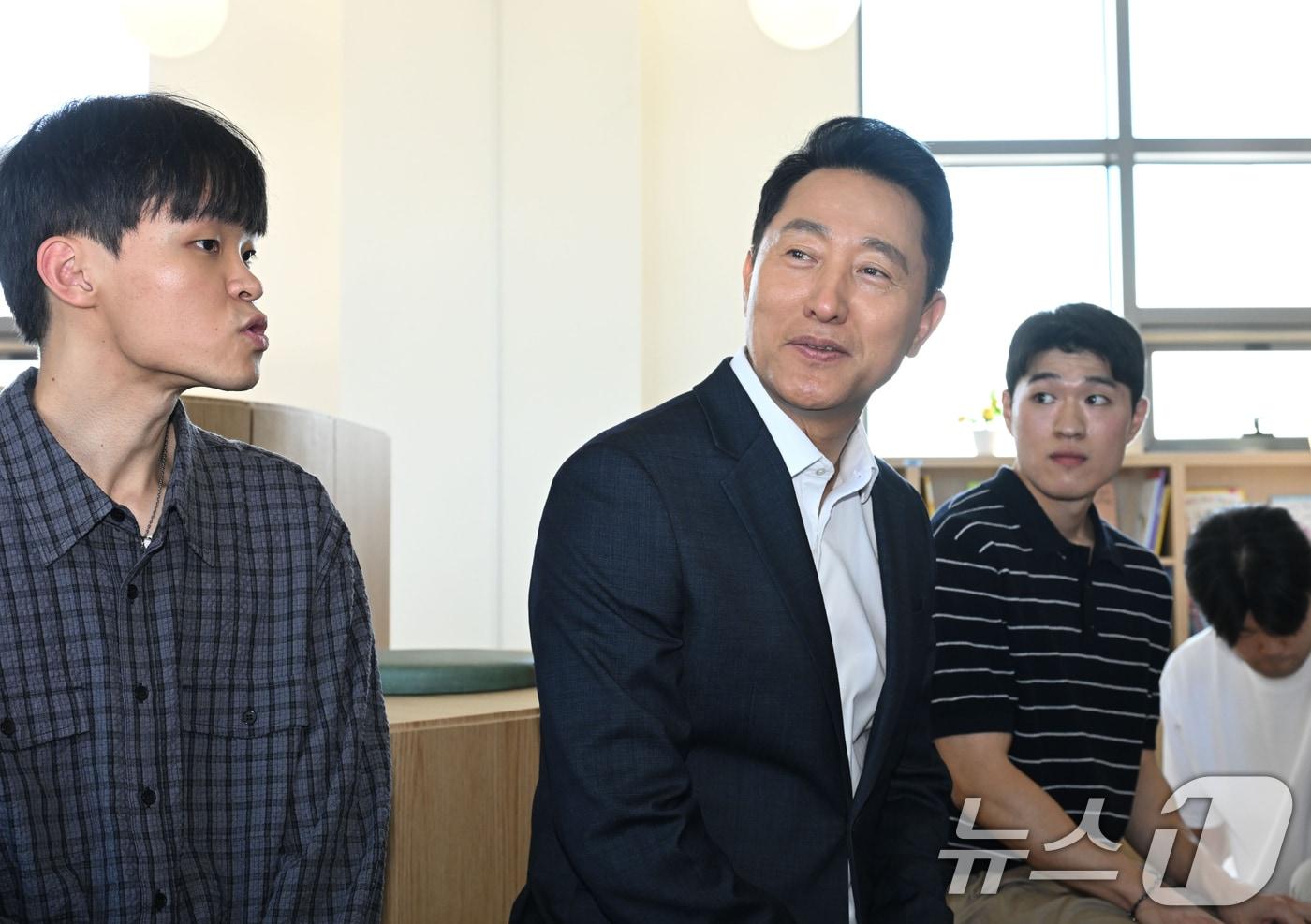 본문 이미지 - 오세훈 서울시장이 12일 서울 구로구 개봉역 인근에 위치한 청년안심주택을 방문해 입주 청년들과 간담회를 하고 있다. (공동취재) 2026.8.12 ⓒ 뉴스1 박정호 기자