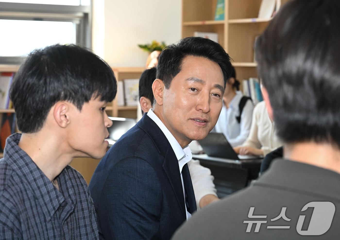 본문 이미지 - 오세훈 서울시장이 12일 서울 구로구 개봉역 인근에 위치한 청년안심주택을 방문해 입주 청년들과 간담회를 하고 있다. (공동취재) 2026.8.12 ⓒ 뉴스1 박정호 기자