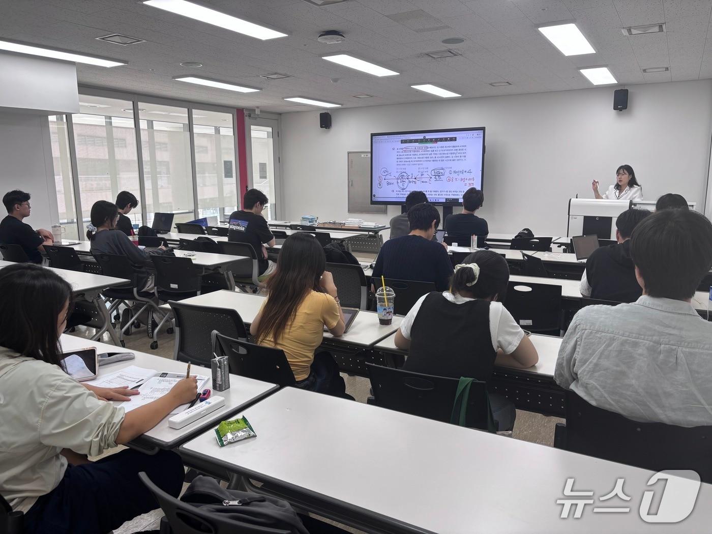 본문 이미지 - 12일 가천대학교 대학일자리플러스센터가 교내에서 진행한 'hy-way 클래스' SKCT 인적성 특강에서 학생들이 강의를 듣고 있다.(가천대 제공. 재판매 및 DB금지)/뉴스1