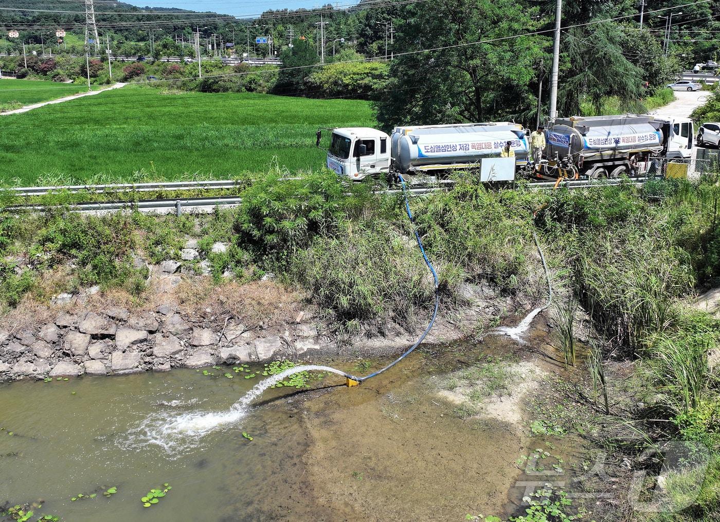 본문 이미지 - 가뭄이 이어지고 있는 12일 전남광주통합특별시 북구청 시장산업과 도시농업팀 직원과 관계자들이 관내 저수율이 부족한 장등동 삼각저수지에서 살수차 4대를 이용해 총 64톤의 농업용수를 보충하고 있다.(전남광주 북구 제공. 재판매 및 DB 금지) 2026.8.12 