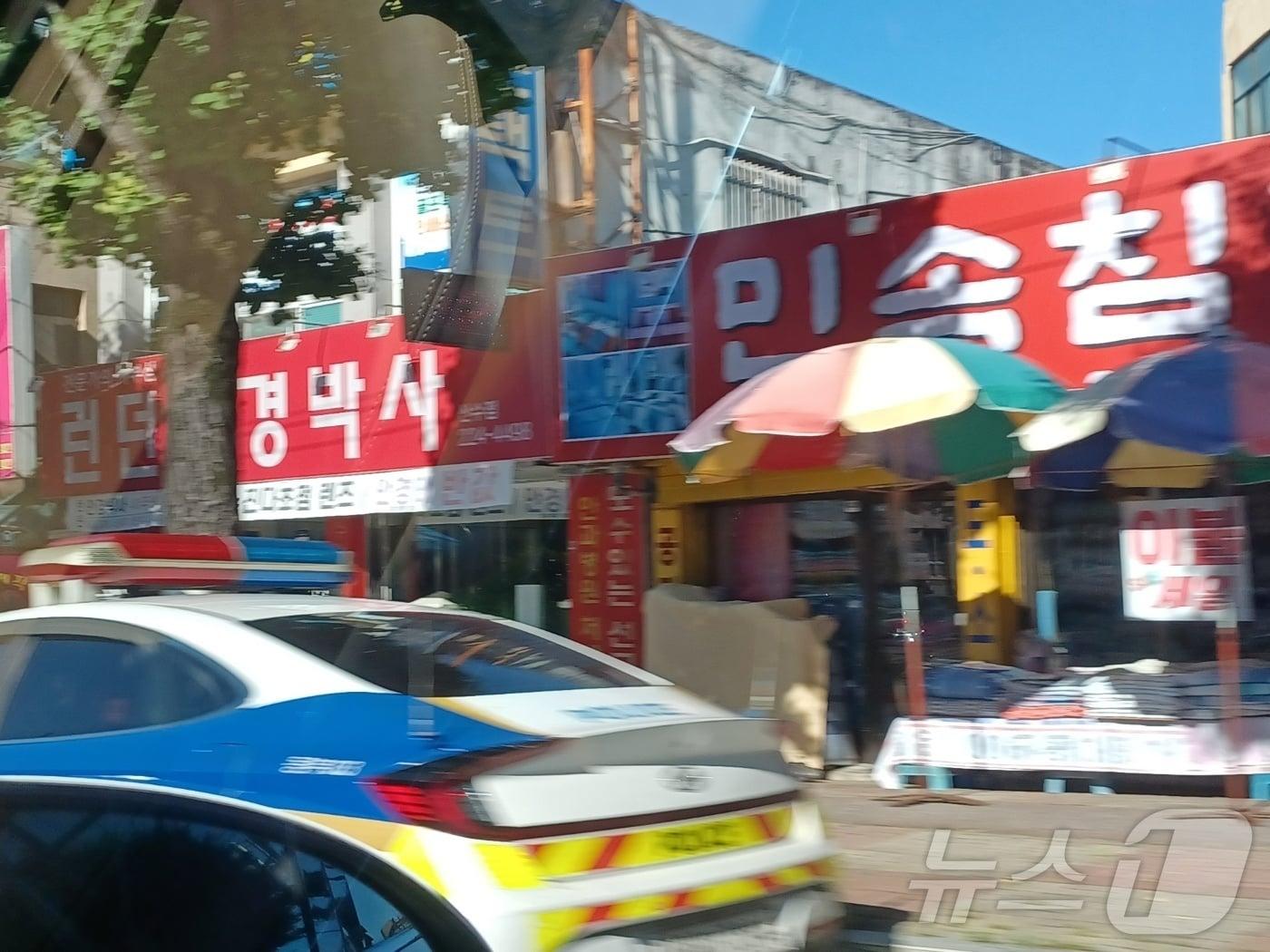 본문 이미지 - 전남광주통합특별시 동구 산수오거리 버스전용차로에 세워진 경찰차. (독자제공. 재판매 및 DB 금지) 