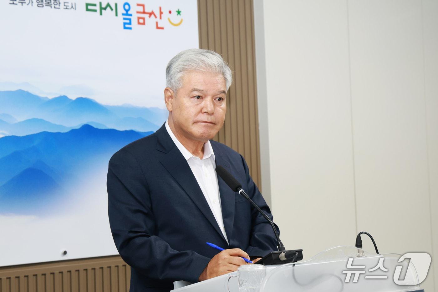 본문 이미지 - 문정우 금산군수가 12일 군청 기자실에서 기자회견을 하고 있다. /뉴스1