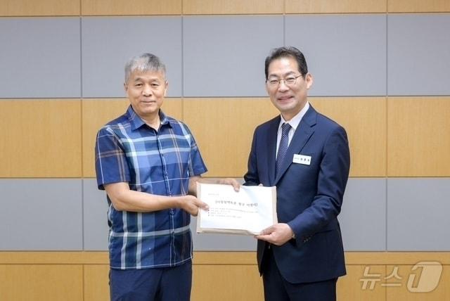 본문 이미지 - 손훈모 순천시장이 7월 21일 시민사회로부터 차세대 공공자원화 시설 관련 정책토론 청구서를 접수받고 있다. (순천시 제공. 재판매 및 DB금지) ⓒ 뉴스1 