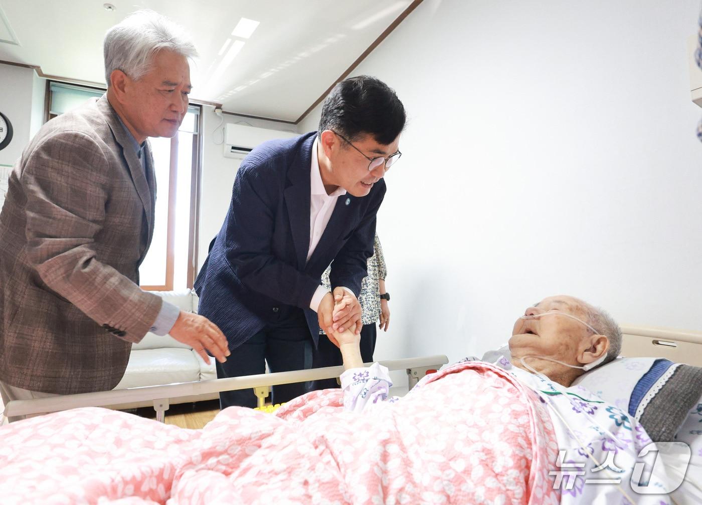 본문 이미지 - 제81회 광복절을 앞둔 12일 이원택 전북지사가 전주시 효사랑가족요양병원을 찾아 이석규 애국지사를 위문하고 있다.(전북도 제공. 재판매 및 DB금지)/뉴스1  