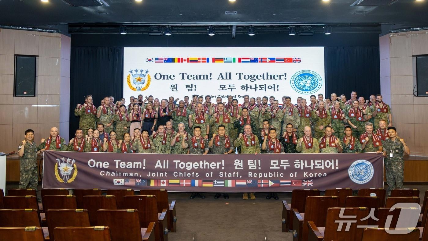 본문 이미지 - 12일 서울 용산구 전쟁기념관에서 열린 2026년 UFS 연습 유엔사 증원장병 우호증진 행사에서 참가자들이 기념촬영을 하고 있다. (합참 제공)