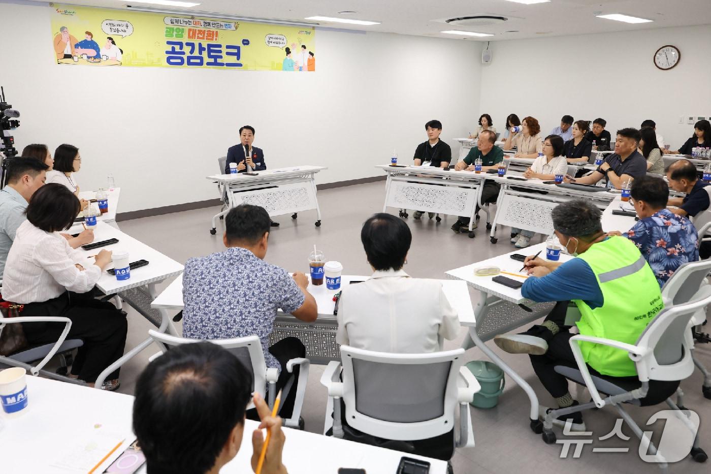 본문 이미지 - 12일 박성현 광양시장이  22명의 시민들과 제1차 '광양 대전환! 공감토크'를 열고 지역경제, 인공지능(AI)·디지털 교육, 교통안전, 복지 등 다양한 분야의 변화와 혁신 방안을 모색했다(광양시 제공)