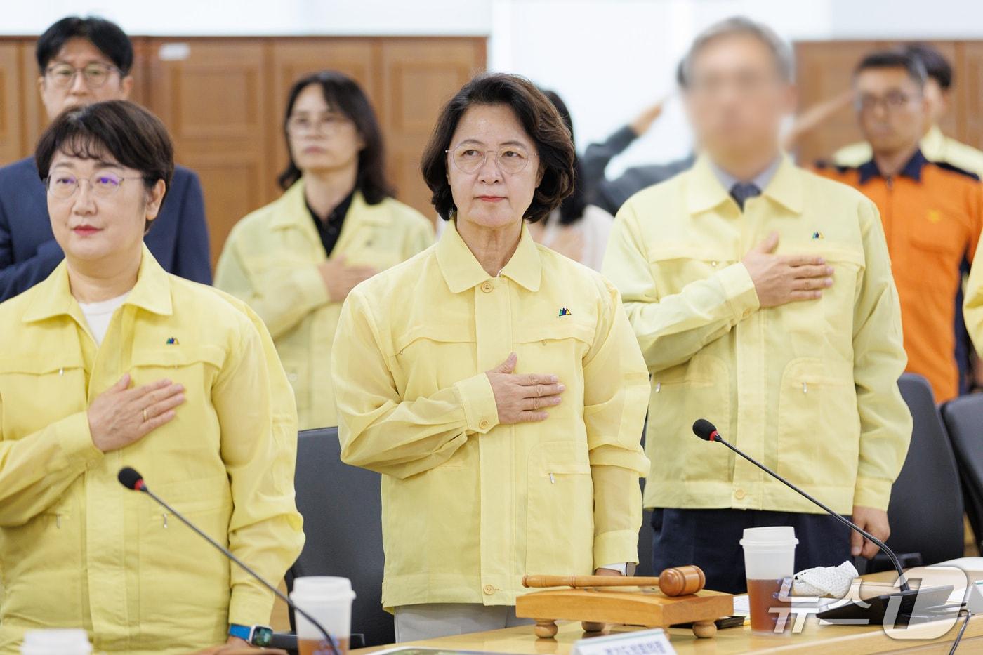 본문 이미지 - 추미애 경기도지사가 12일 열린 2026년 통합방위협의회에서 국민의례를 하고 있다.(경기도 제공. 재판매 및 DB금지)