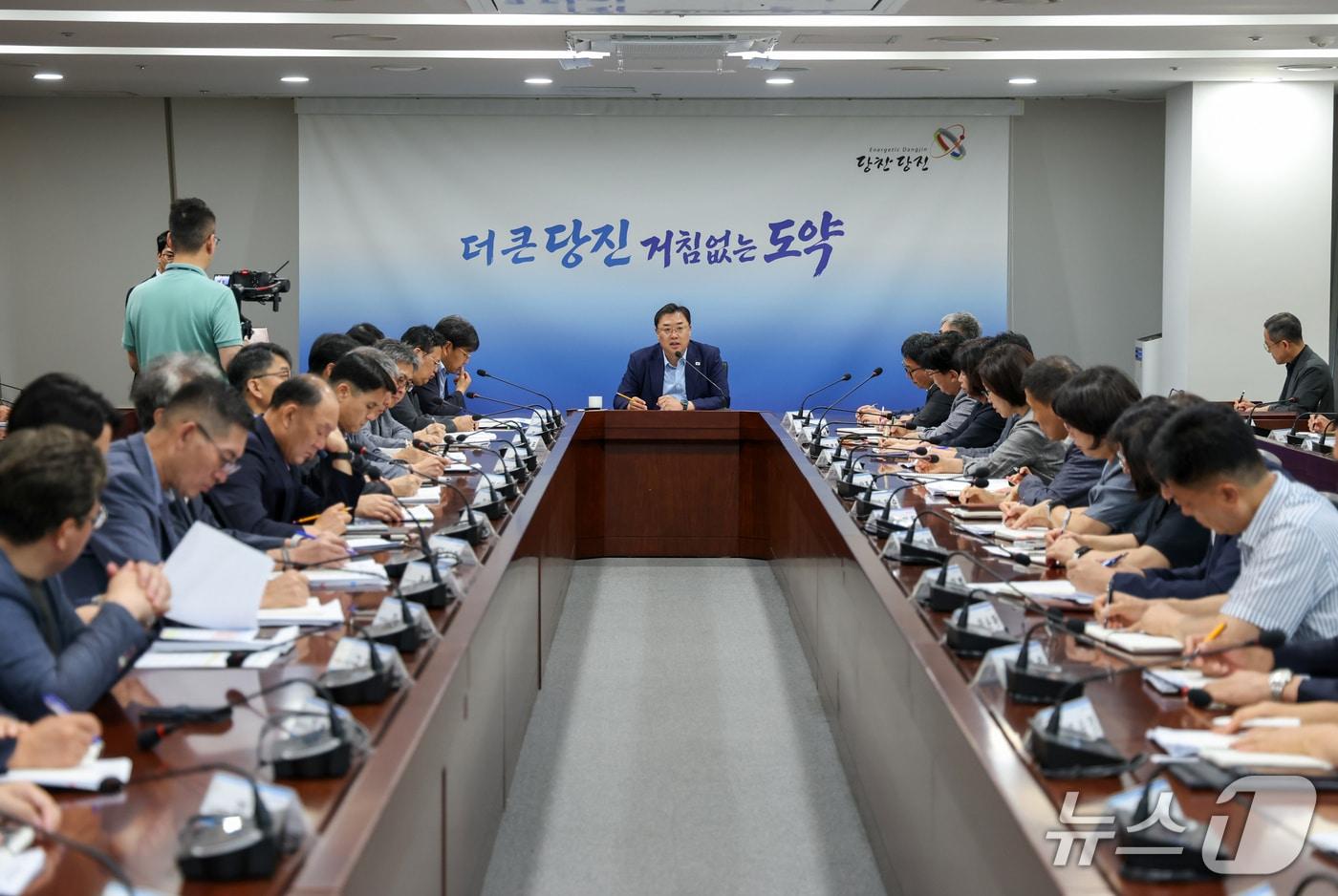 본문 이미지 - 12일 부서장들을 긴급 소집해 열린 민생경제 비상대책회의 모습(당진시 제공. 재판매 및 DB금지)/뉴스1