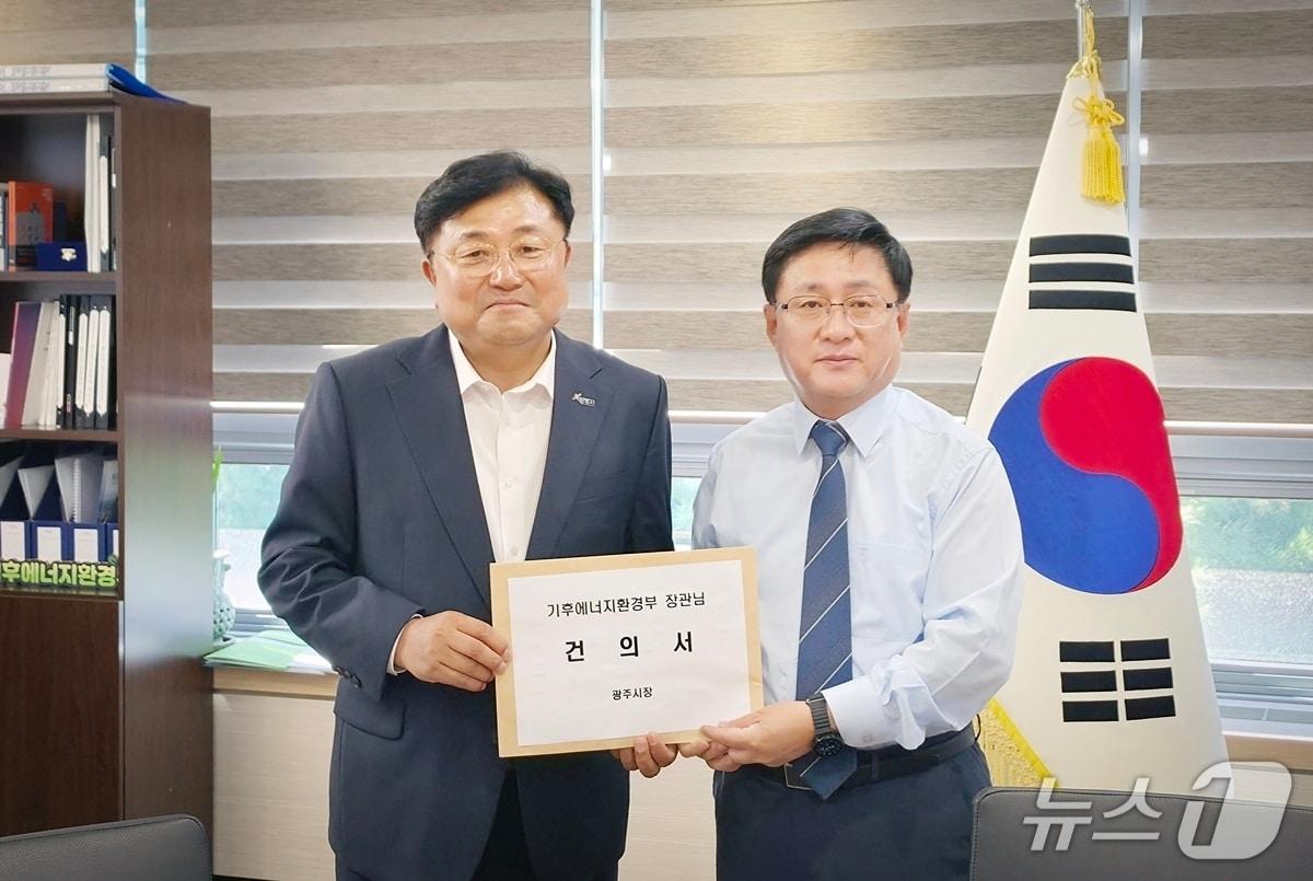 본문 이미지 - 박관열 시장(왼쪽)이 12일 김성환 장관에게 건의서를 전달하고 있다.(광주시 제공)