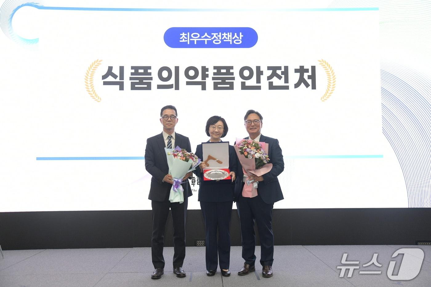 본문 이미지 - 식품의약품안전처가 세계 최단기간 내 의료제품 허가심사 체계 구축, 바이오의약품 위탁개발생산(CDMO) 규제지원 등과 관련된 정책으로 한국정책학회로부터 '최우수 정책상'을 수상했다. 오유경 처장이 이석환 학회장으로부터 상을 받는 모습.(식품의약품안전처 제공)