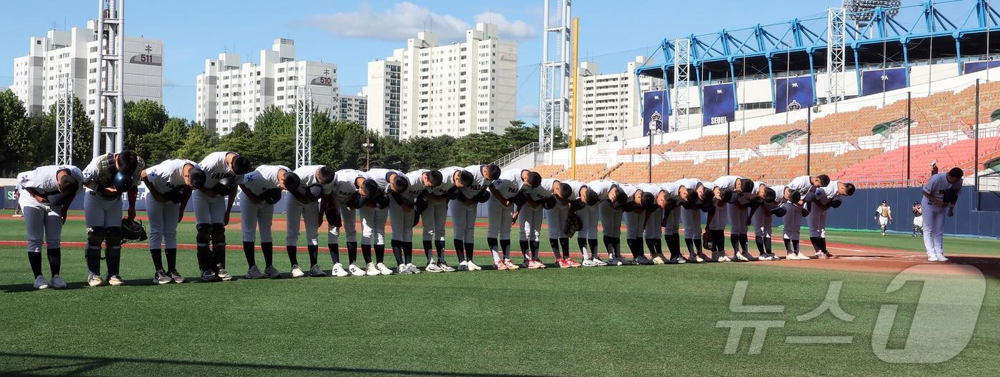 본문 이미지 - 배재고 야구부가 12일 서울 양천구 목동야구장에서 열린 제54회 봉황대기 전국고교야구대회 1회전 인천고와의 경기를 앞두고 관중석을 향해 인사하고 있다. 이날 배재고는 5·18 민주화운동 비하 응원 논란으로 받은 전국대회 출전정지 징계가 6개월에서 1개월로 감경되면서 45일 만에 공식 경기에 나서게 됐다. 2026.8.12 ⓒ 뉴스1 김진환 기자