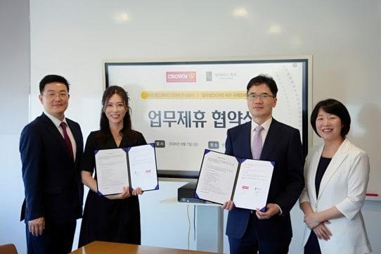 본문 이미지 - 법무법인 화우 국제조세전략센터와 글로벌 모빌리티 전문기업 크라운월드와이드코리아가 외국인투자 유치 환경에 관한 정보 교류 및 공동 연구를 위한 업무협약(MOU)을 체결했다.(크라운월드와이드코리아 제공)