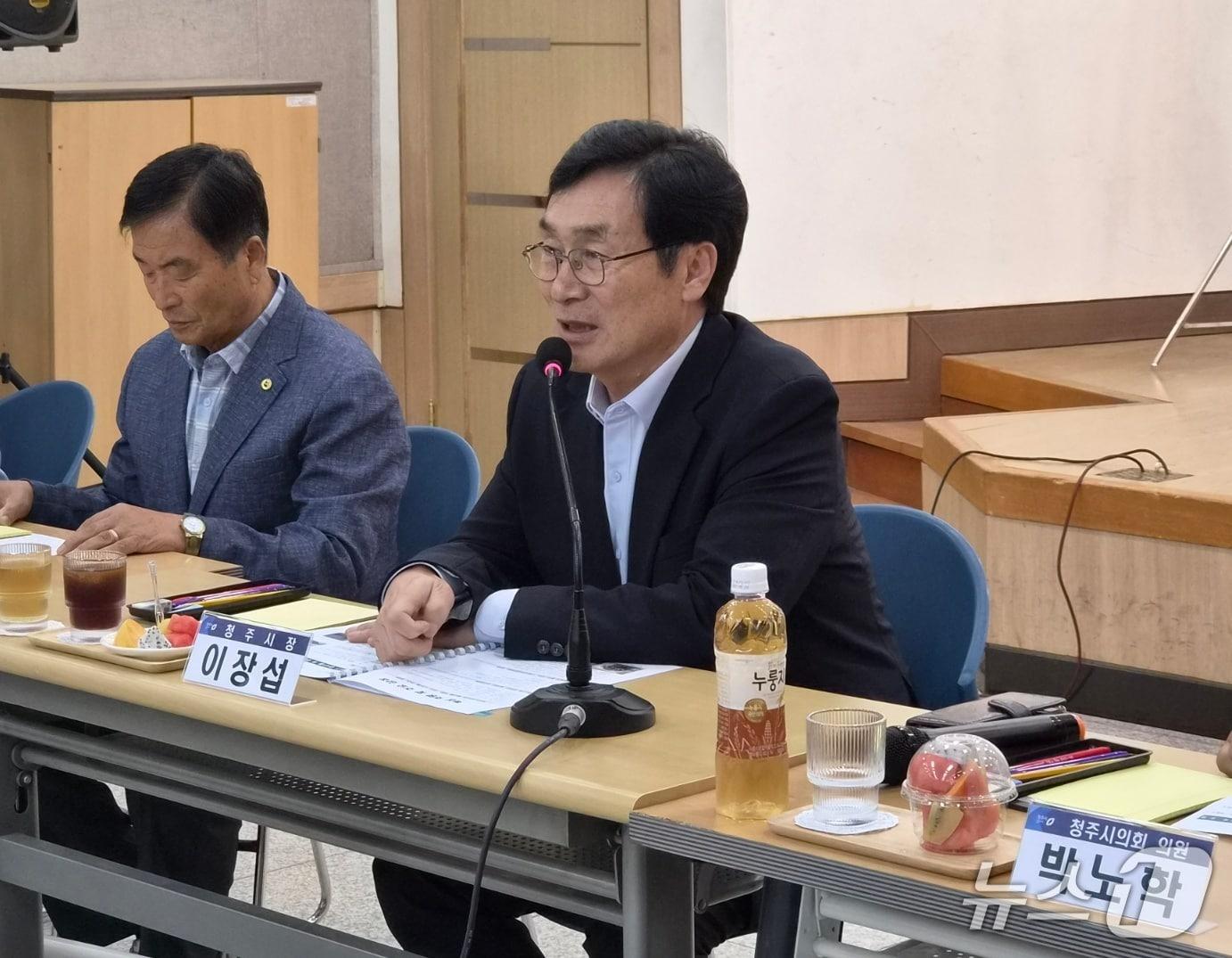 본문 이미지 - 이장섭 청주시장이 12일 강서1동행정복지센터에서 열린 주민과의 대화에서 발언하고 있다. 2026.8.12/뉴스1
