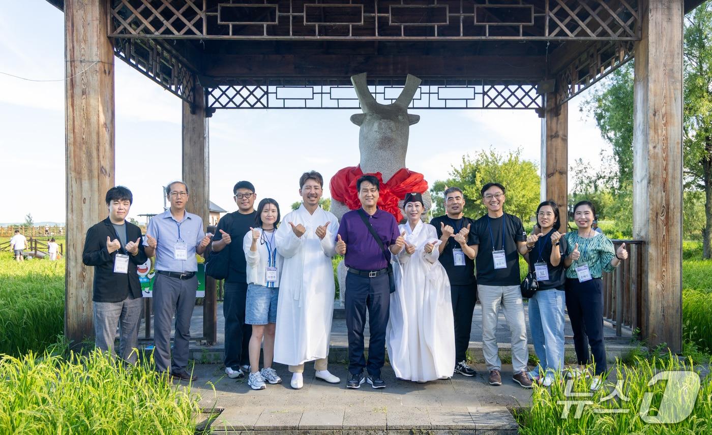 본문 이미지 -  안민석 경기교육감(가운데)과 일행이 12일(현지시간) 중국 헤이룽장성 무단장시 닝안시 발해진의 발해농장에서 안희제의 넋을 기리는 살풀이춤을 마친 뒤 기념촬영을 하고 있다. (경기도교육청 제공) 2026.8.12/뉴스1