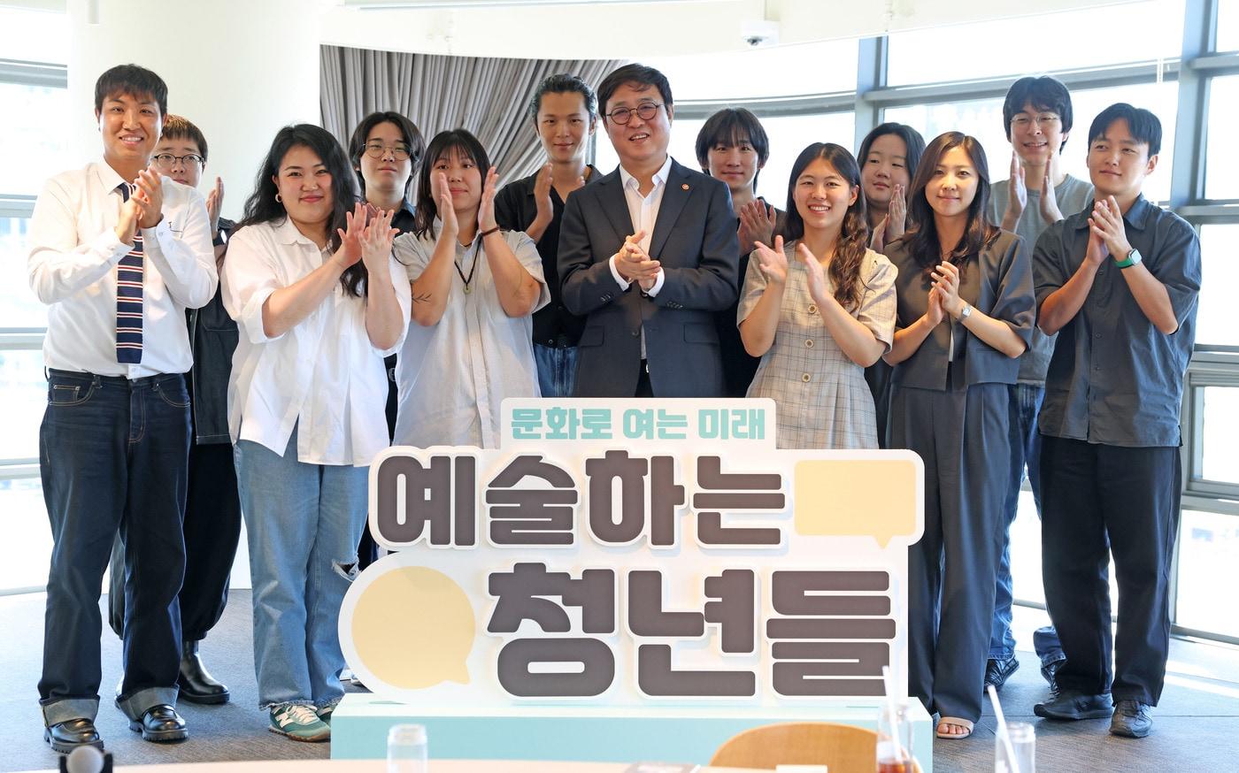 본문 이미지 - 최휘영 문화체육관광부 장관이 12일 서울 종로구 아트코리아랩에서 청년 문화예술인들을 만나 간담회를 마치고 기념촬영을 하고 있다.(문체부 제공)