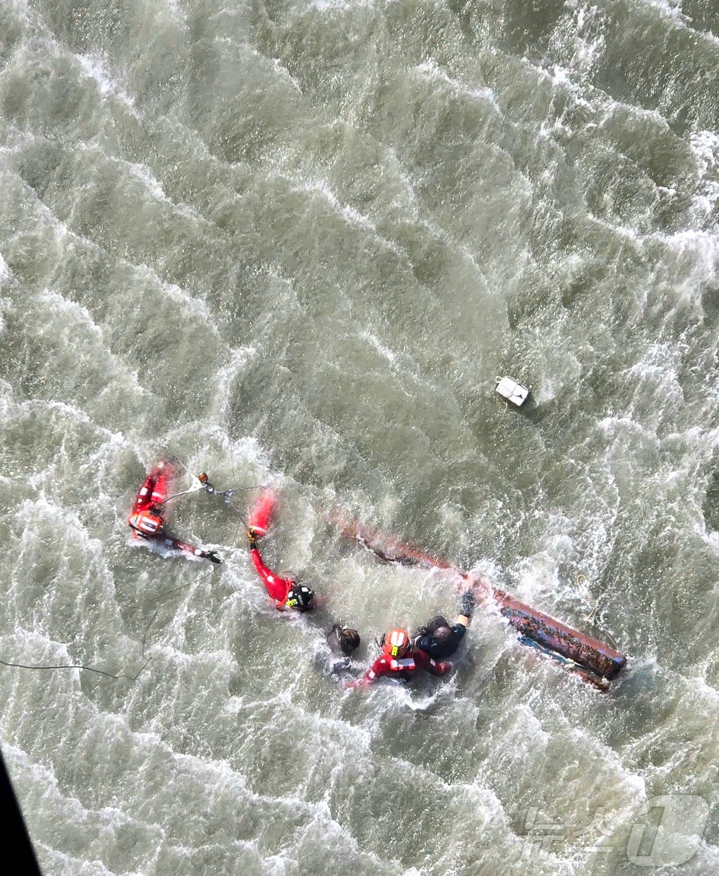 본문 이미지 - 12일 오후 3시 8분쯤 전남광주통합특별시 신안군 선도 인근 해상에서 승선원 2명이 타 있던 0.2톤급 레저보트가 전복돼 해경이 구조작업을 하고 있다. (서해지방해양경찰청 제공. 재판매 및 DB 금지)