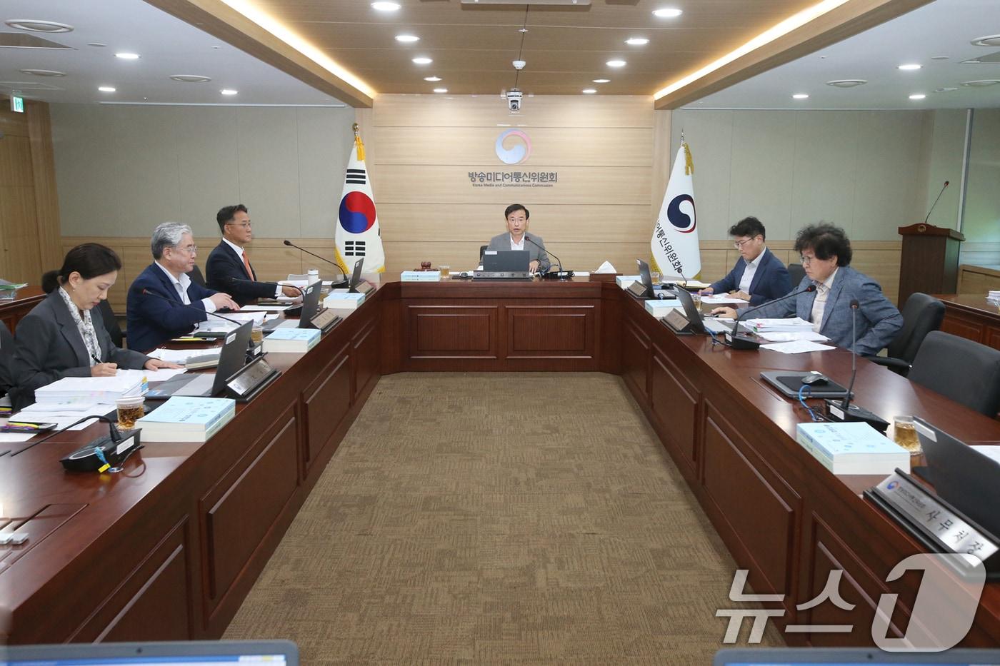 본문 이미지 - 김종철 방송미디어통신위원장(가운데)이 12일 정부과천청사에서 '2026년 제27차 전체회의'를 주재하고 있다. (방송미디어통신위원회 제공. 재판매 및 DB금지) 2026.8.12 ⓒ 뉴스1