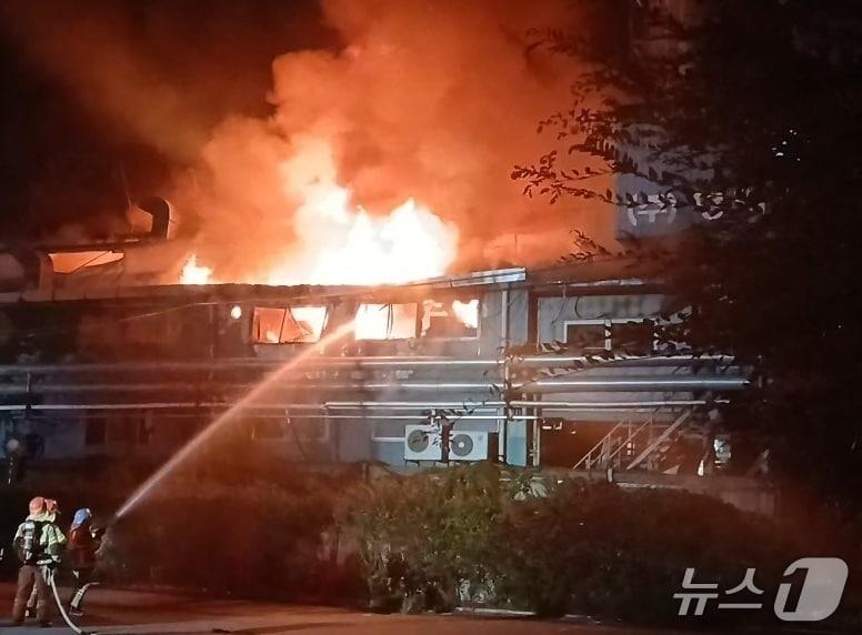 본문 이미지 - 13일 오전 4시37분쯤 대구 서구 이현동의 한 섬유가공업체에서 불이 나 소방 당국이 3시간30분 만에 진화했다.(대구소방안전본부 제공. 재판매 및 DB금지)