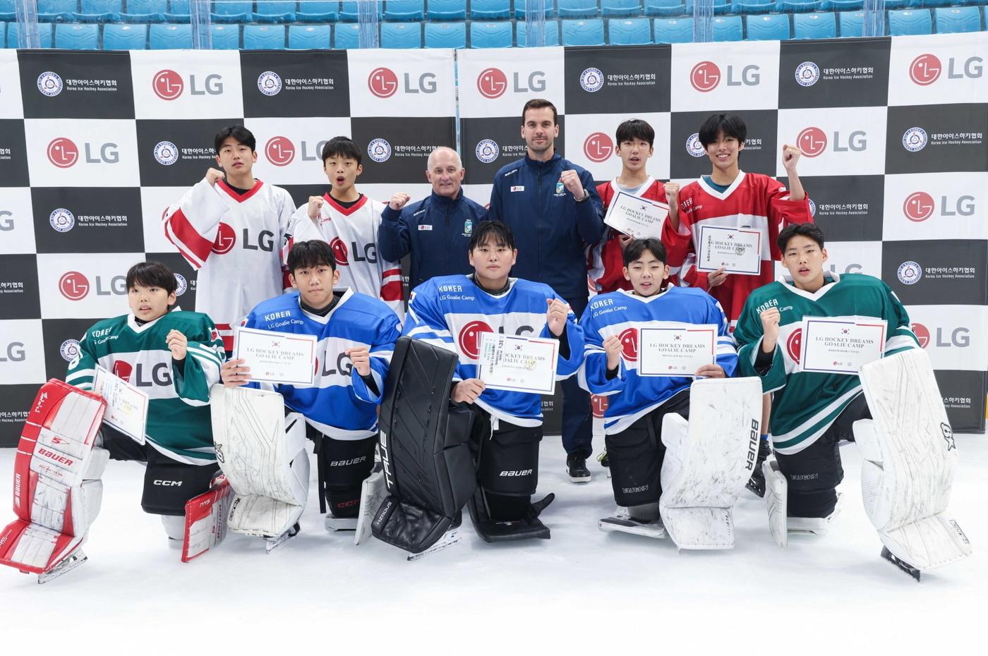 본문 이미지 - LG는 2026년 8월10일~13일 대한아이스하키협회와 함께 골리(골텐더)를 육성하는 ‘LG 하키 드림즈 골리 캠프’를 진행했다. 이번 프로그램을 위해 대한아이스하키협회가 초청한 북미아이스하키리그(NHL) 출신 코치 데이브 룩(Dave Rook·뒷줄 왼쪽 세 번째)과 헝가리 U-17 국가대표팀 골리 코치 다비드 기네쉬(David Gyenes·뒷줄 왼쪽 네 번째)가 골리 캠프 인증서를 받은 선수들과 기념사진을 찍고 있다.