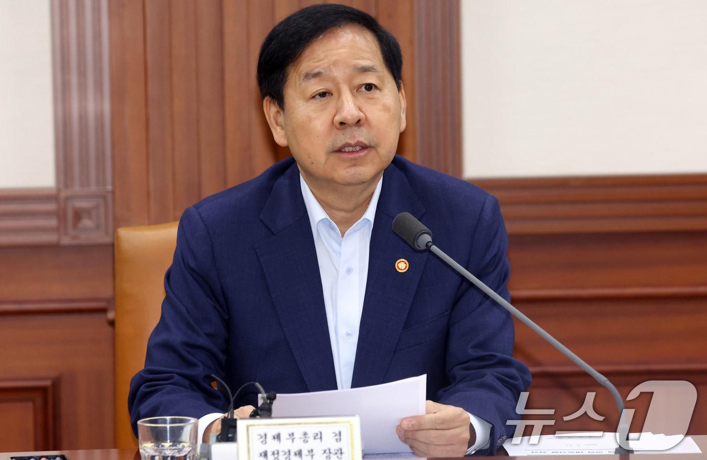 본문 이미지 - 구윤철 경제부총리 겸 재정경제부 장관이 13일 오전 서울 종로구 세종대로 정부서울청사에서 열린 비상경제본부 회의 겸 경제관계장관회의 겸 민생물가 특별관리 관계장관 TF에서 모두 발언을 하고 있다. 이날 참석자들은 폭염·가뭄 등 대비 농축수산물 가격·수급 안정방안 등을 논의했다. 2026.8.13 ⓒ 뉴스1 김명섭 기자