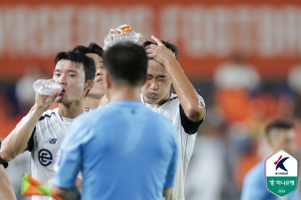 본문 이미지 - 경기 중 물을 마시는 K리그 선수들(한국프로축구연맹 제공)