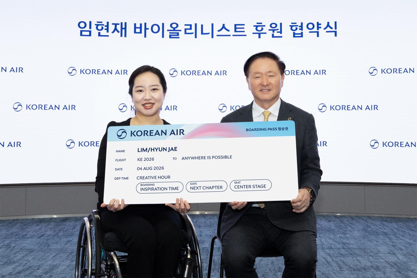 본문 이미지 - 우기홍 대한항공 부회장(오른쪽)과 바이올리니스트 임현재(왼쪽)가 지난 4일 서울 강서구 대한항공 본사에서 후원 협약을 맺은 뒤 기념 사진을 촬영한 모습. 대한항공은 바이올리니스트 임현재의 해외 콩쿠르 및 대회 출전 등 공식 일정 시 항공권을 무상으로 제공한다(대한항공 제공). 2026.8.4.