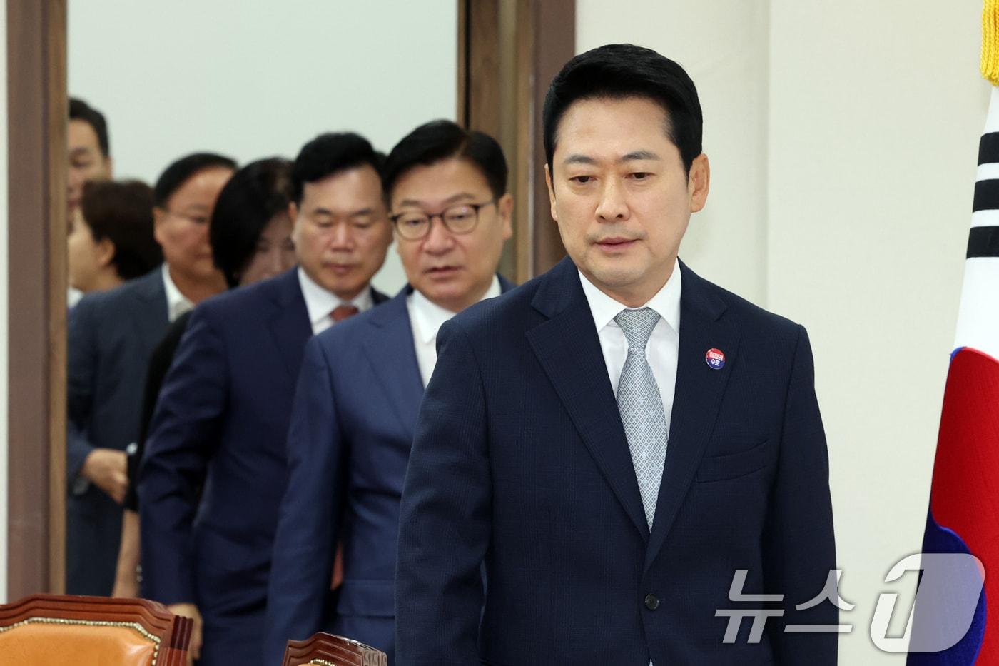 본문 이미지 - 장동혁 국민의힘 대표가 13일 오전 서울 여의도 국회에서 열린 최고위원회의에 참석하고 있다. 2026.8.13 ⓒ 뉴스1 황기선 기자