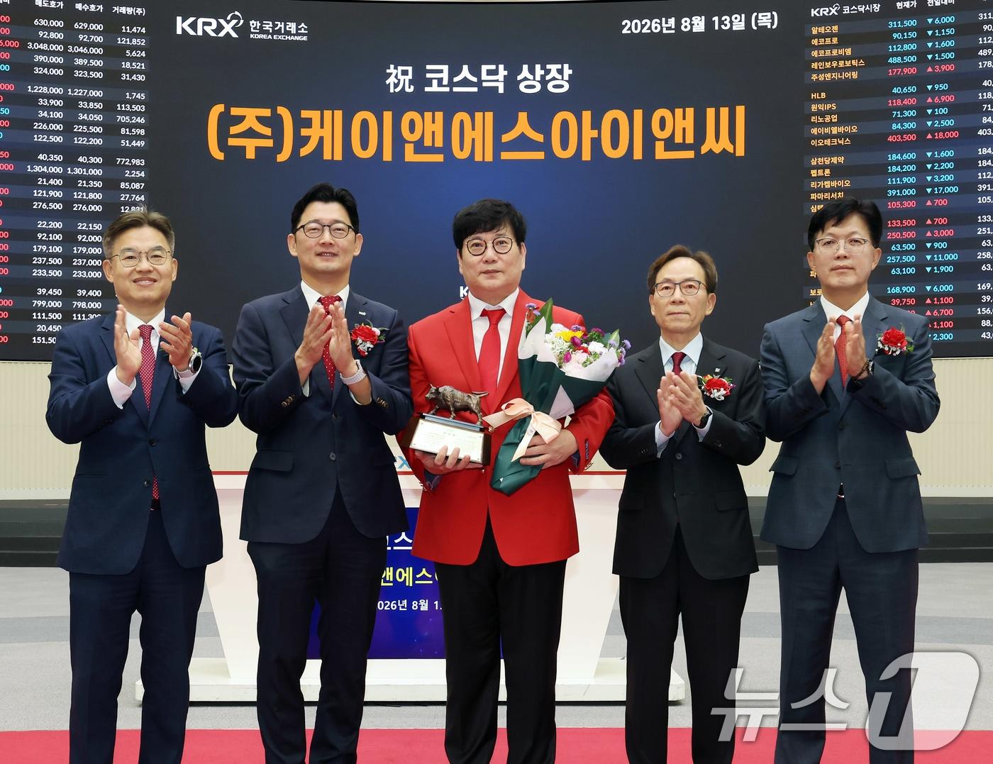 본문 이미지 - 13일 오전 서울 영등포구 한국거래소에서 열린 케이앤에스아이앤씨 코스닥시장 상장기념식에서 박종식 한국IR협의회 부회장(왼쪽부터)과 최지우 한국거래소 코스닥시장본부장보, 진병욱 케이앤에스아이앤씨 대표이사, 최광진 IBK투자증권 대표이사, 안승근 코스닥협회 부회장이 기념 촬영을 하고 있다. (한국거래소 제공. 재판매 및 DB금지) 2026.8.13 ⓒ 뉴스1