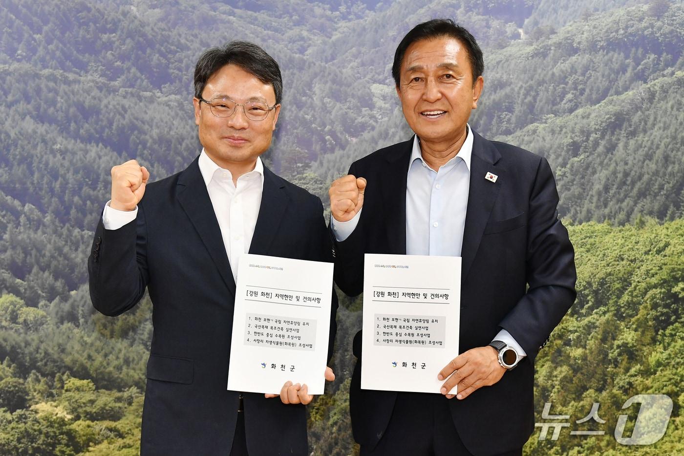 본문 이미지 - 김세훈 화천군수가 최근 정부 대전청사 산림청을 방문해 박은식 산림청장에게 산림 분야 사업의 지원과 협조를 당부한 뒤 기념촬영을 진행했다.(화천군 제공, 재판매 및 DB금지)