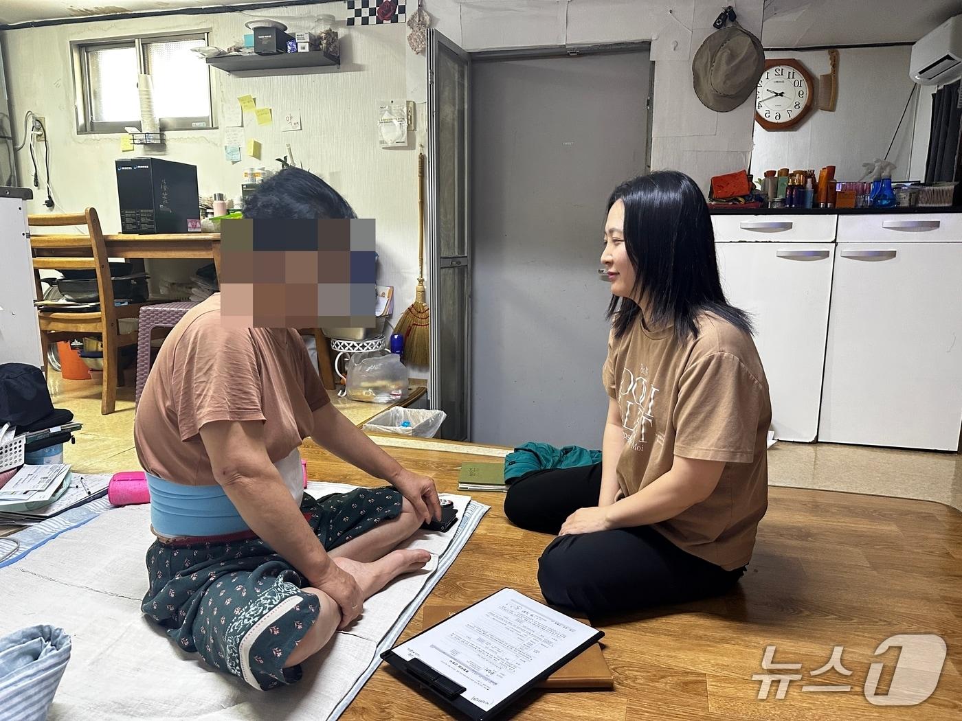 본문 이미지 -  영동군 소속 공무원이 노인맞춤돌봄서비스 대상자를 찾아 건강 체크하고 있다.(영동군 제공.재판매 및 DB금지)/뉴스1