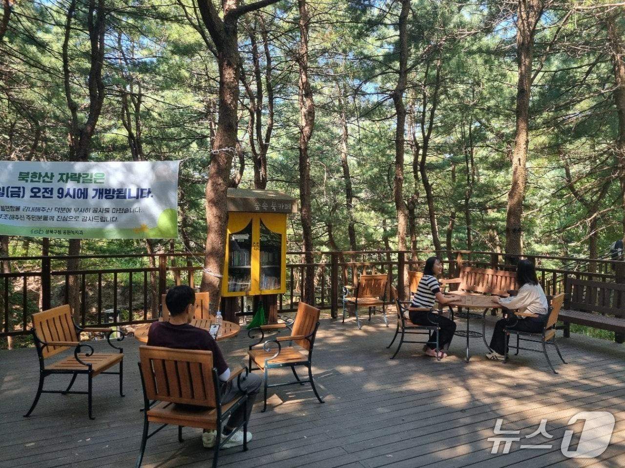 본문 이미지 - '북한산 자락길' 보수정비.(성북구 제공)