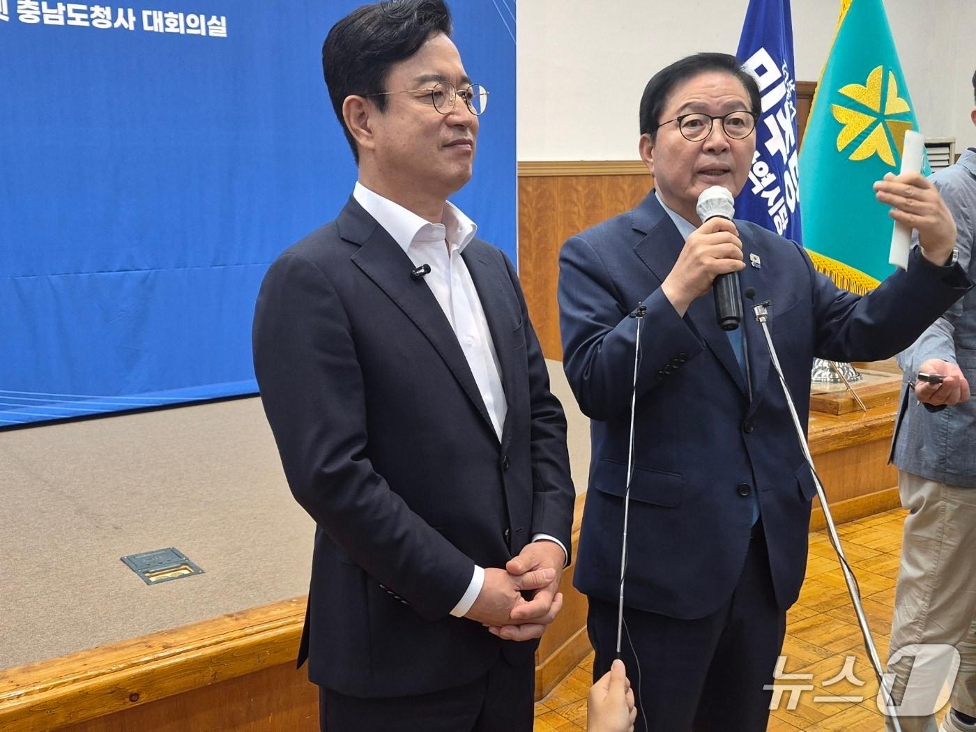 본문 이미지 - 허태정 대전시장(왼쪽)과 장종태 더불어민주당 대전시당위원장이 13일 오전 당정협의회 후 기자회견을 갖고 있다. (박종명 기자) / 뉴스1