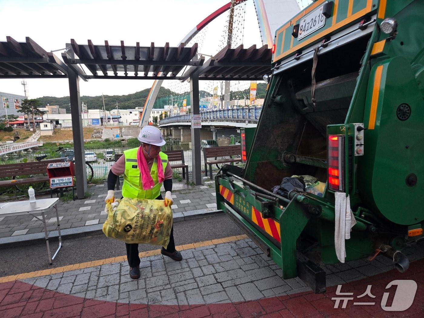 본문 이미지 - 정영철 영동군수가 13일 환경공무직들과 함께 생활폐기물 수거 작업에 참여하고 있다.(영동군 제공. 재판매 및 DB금지) /뉴스1
