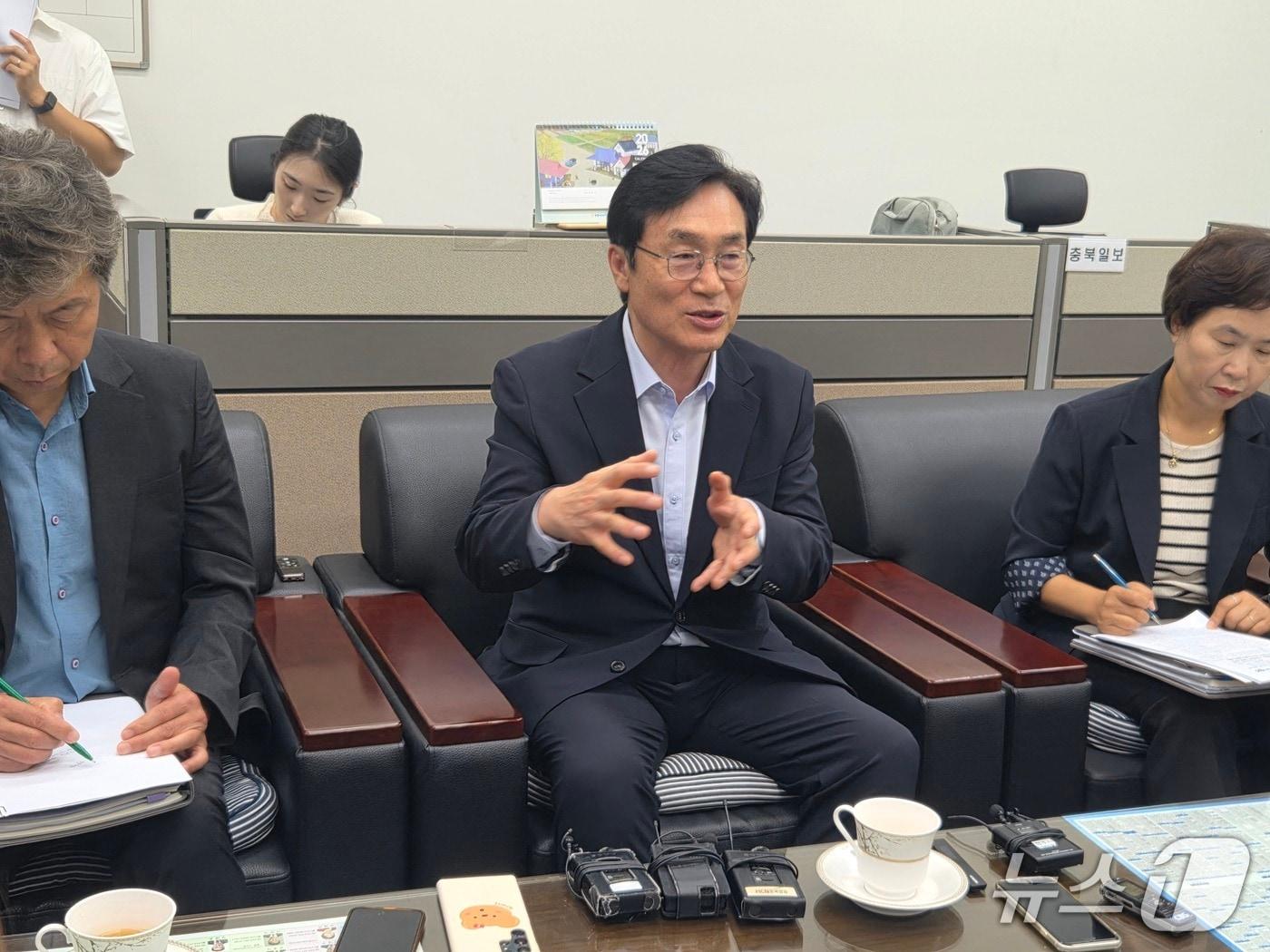 본문 이미지 - 이장섭 청주시장이 13일 청주시청 기자실에서 생활자원회수센터의 현도면 사업지 보완 추진 이유를 설명하고 있다. 2026.8.13/뉴스1
